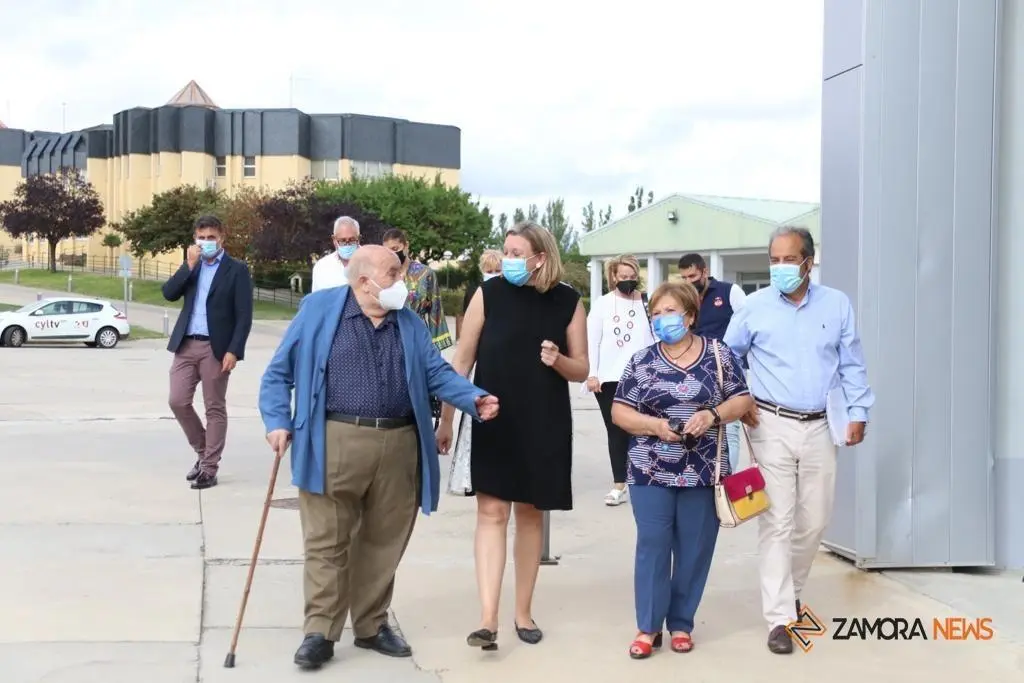 La consejera de Familia, Isabel Blanco, junto al presidente de la Fundación Personas, Patricio Santana en la sede de Asprosub en Morales del Vino