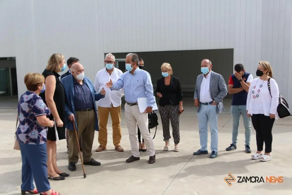 La consejera de Familia, Isabel Blanco, junto al presidente de la Fundación Personas, Patricio Santana en la sede de Asprosub en Morales del Vino