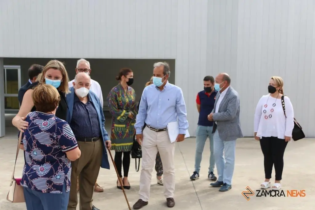 La consejera de Familia, Isabel Blanco, junto al presidente de la Fundación Personas, Patricio Santana en la sede de Asprosub en Morales del Vino