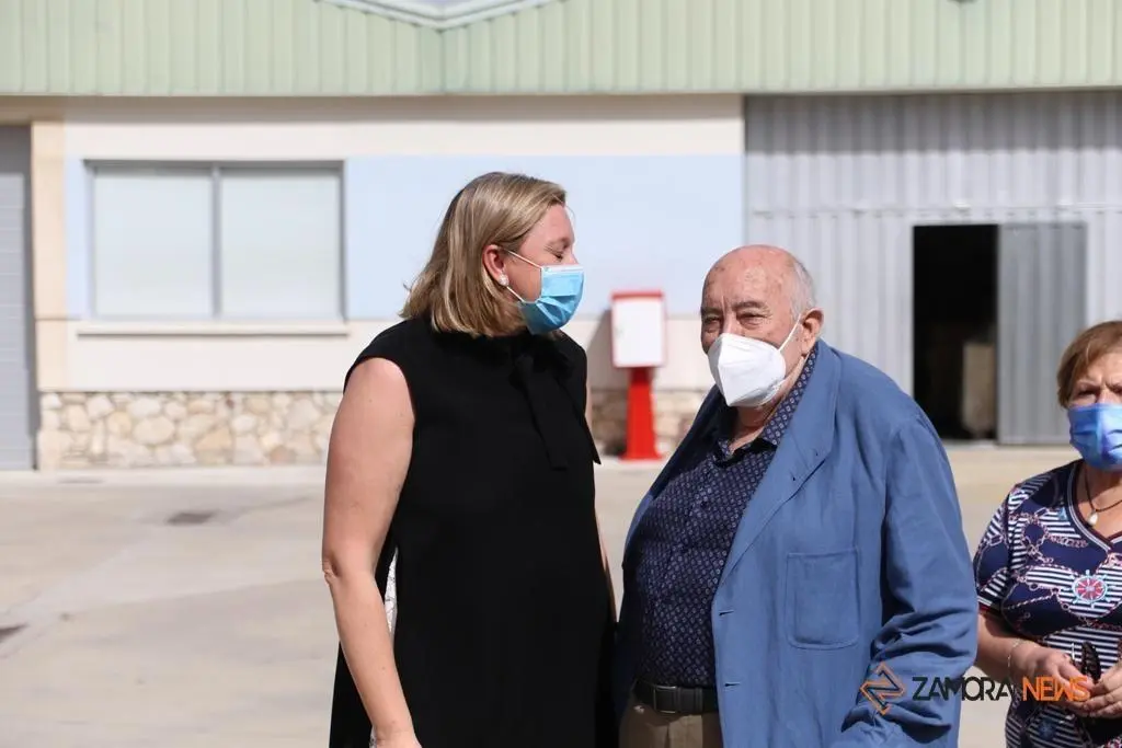 La consejera de Familia, Isabel Blanco, junto al presidente de la Fundación Personas, Patricio Santana en la sede de Asprosub en Morales del Vino