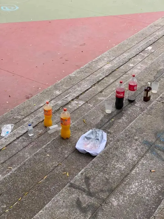 Imagen de los restos de un botellón en el parque León Felipe: Fotografía de un usuario de Facebook en Somos Zamora