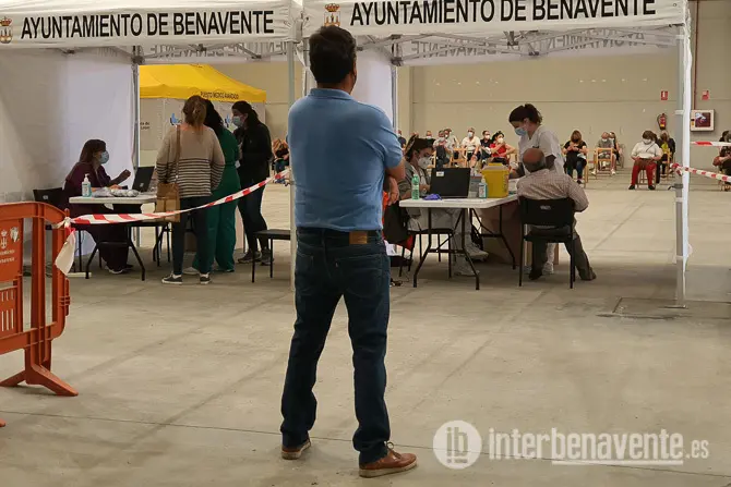 Imagen de una de las últimas llamadas a la vacunación en el Centro de Negocios de Benavente. Fotografía: Interbenavente.es