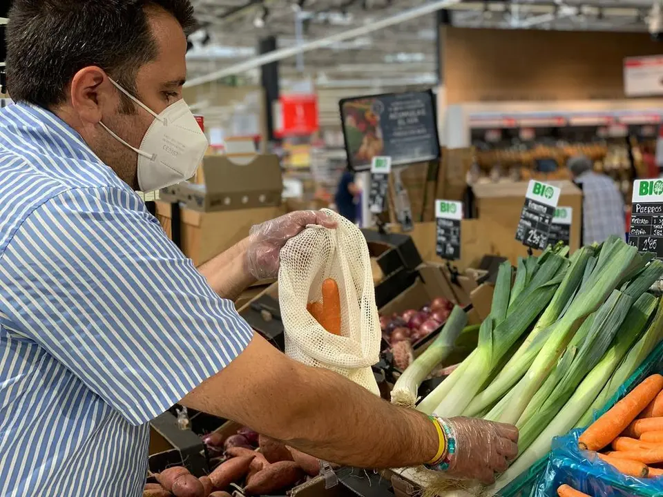 Foto cliente Carrefour en sección frutas y verduras