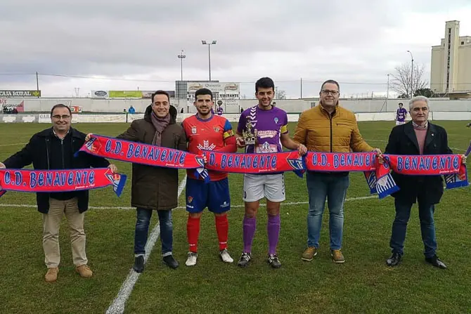 Luciano Huerga junto a componentes del Club Deportivo Benavente
