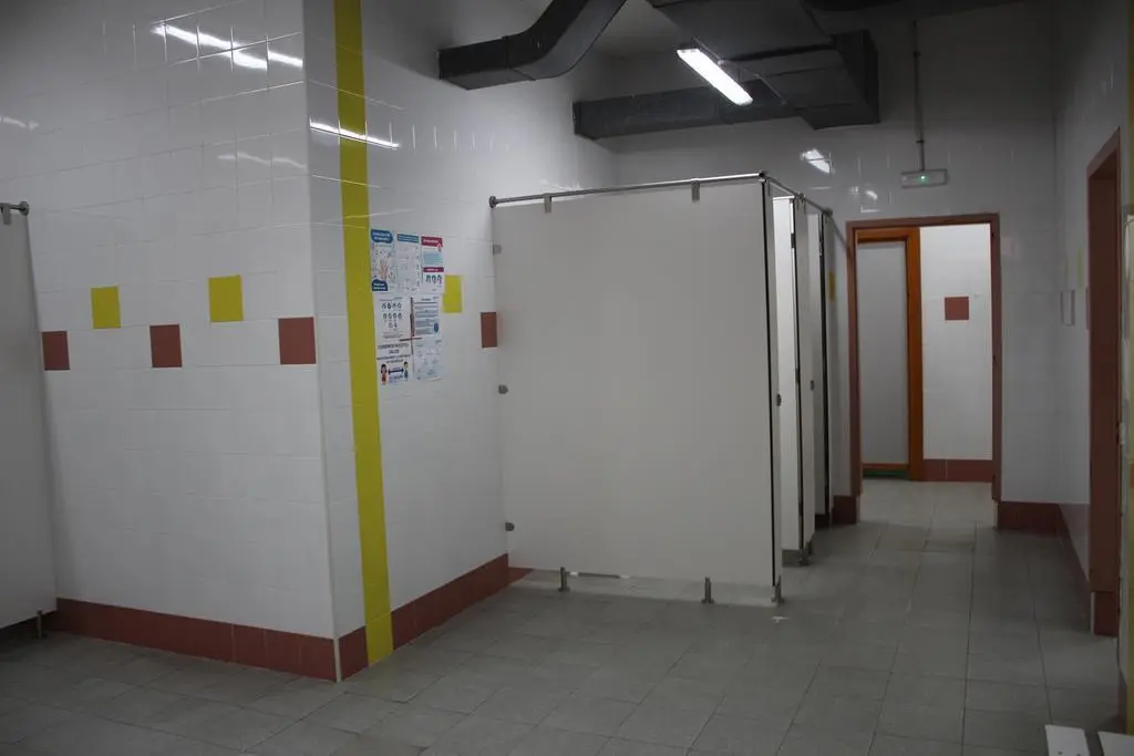 Vestuarios renovados en la piscina Los Almendros