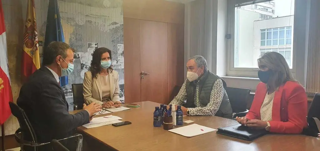 Reunión de la consejera Ana Carlota Amigo con representantes de peluquerías