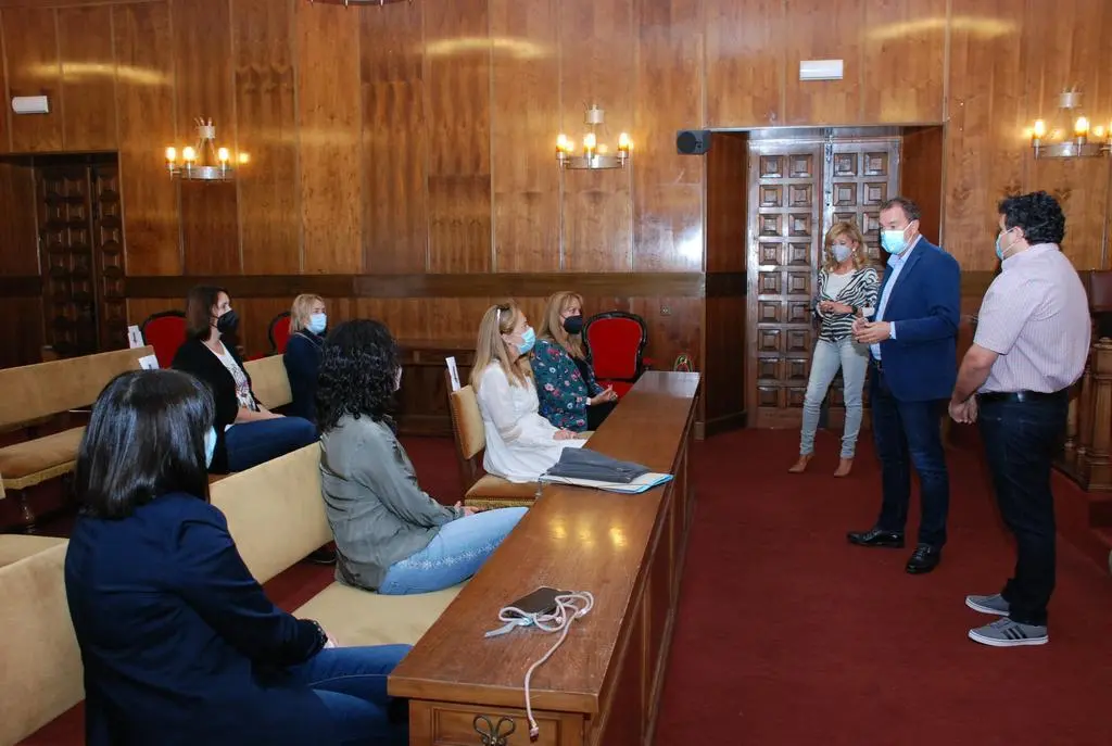 Recepción del presidente de la Diputación a las voluntarias