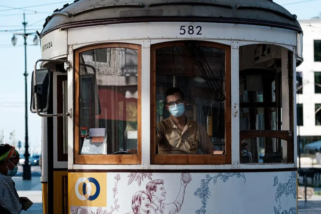 Conductos de un tranvía en la ciudad de Lisboa