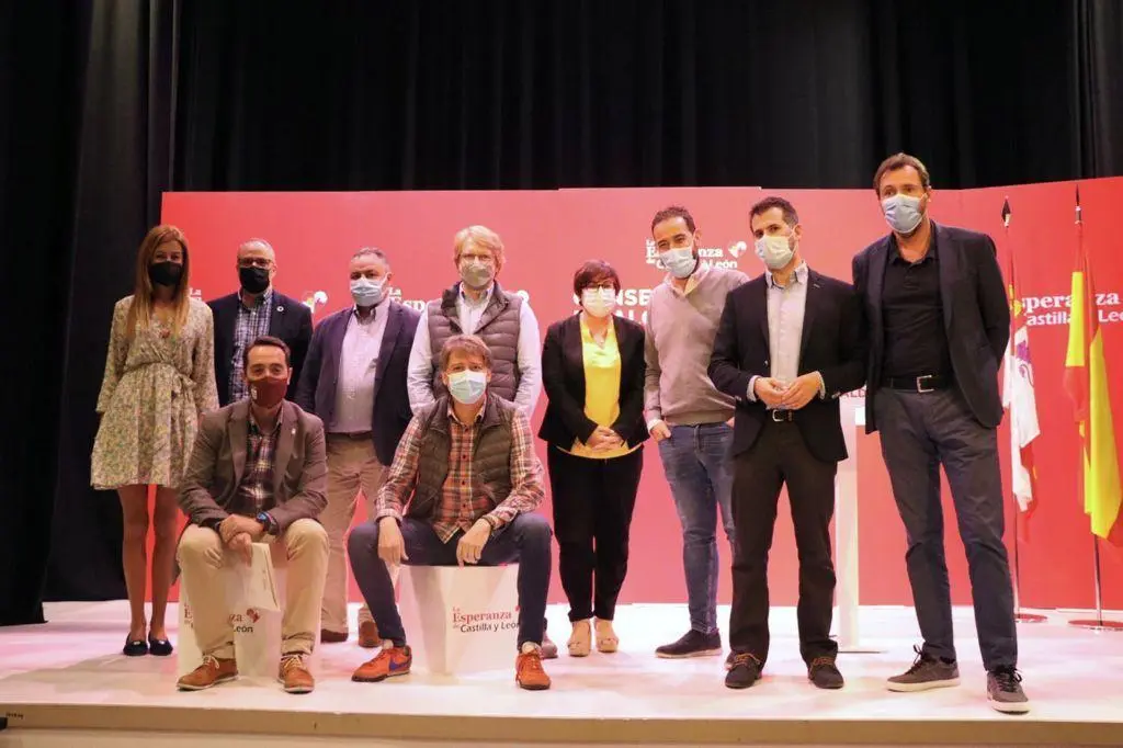Foto de familia de Tudanca con los alcaldes