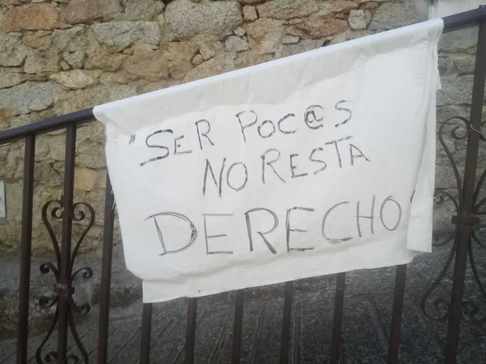 Telas colgadas frente al consultorio de Monumenta