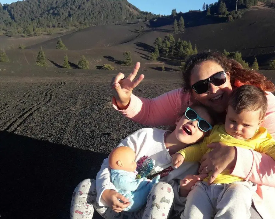 Nely Dorta junto a sus hijo en la zona de Cabeza de Vaca, justo en la zona donde erupcionó el volcán
