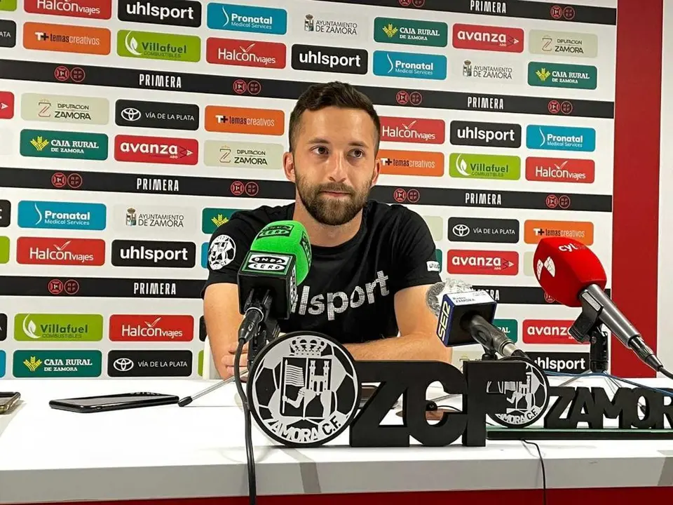 Carlos Parra atiende a los medios de comunicación en la previa ante el Racing de Ferrol. | FOTO: Zamora CF