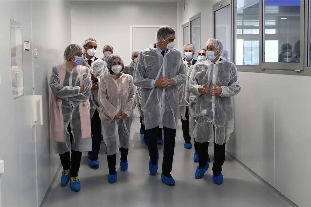 El presidente del Gobierno durante su visita a las instalaciones de la empresa Hipra