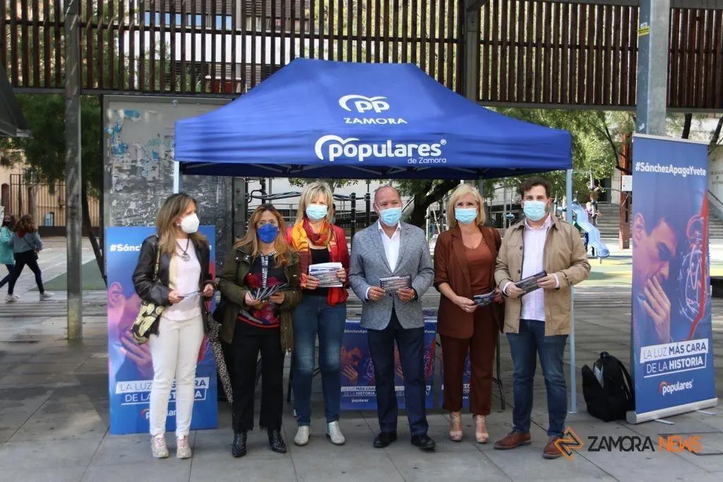 Carpa informativa en la plaza de Castilla y León