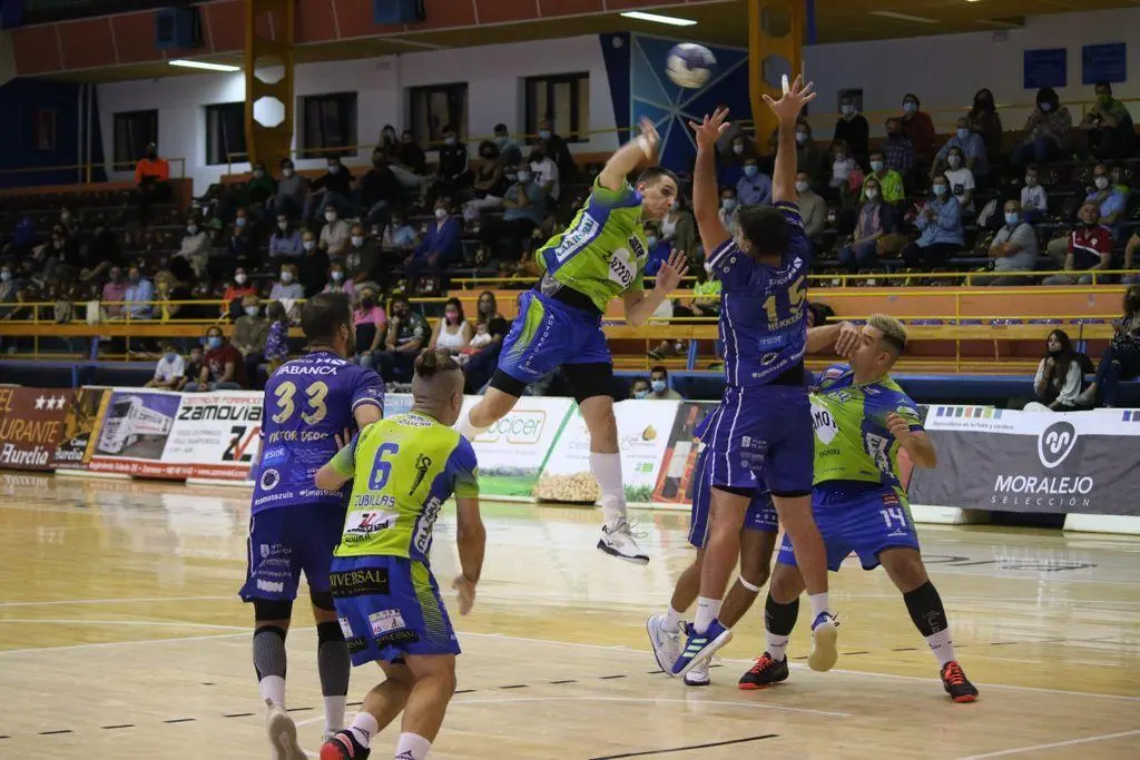 Un lance del partido entre el BM Zamora y el SD Teucro. | FOTO: Marcos Vicente