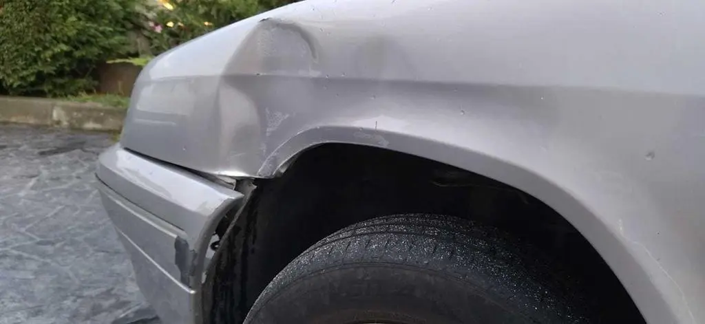 Abolladura que presentaba el coche afectado en Bermillo de Sayago