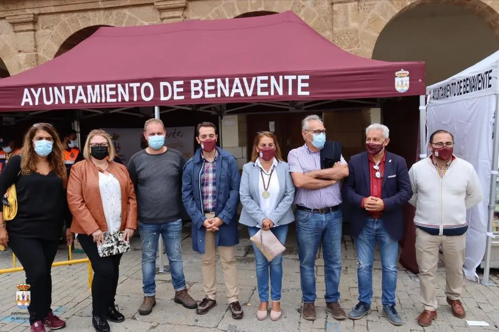 Luciano Huerga junto a representantes municipales en la Feria del Pimiento