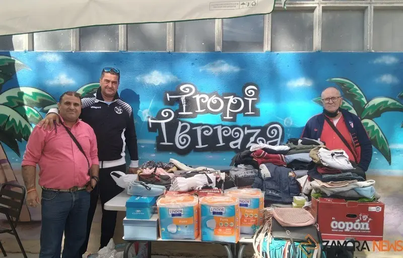 Sergio Vaquero, Jesús Manuel Nieto y Antonio Fernández junto al material donado en el Bar Tropical