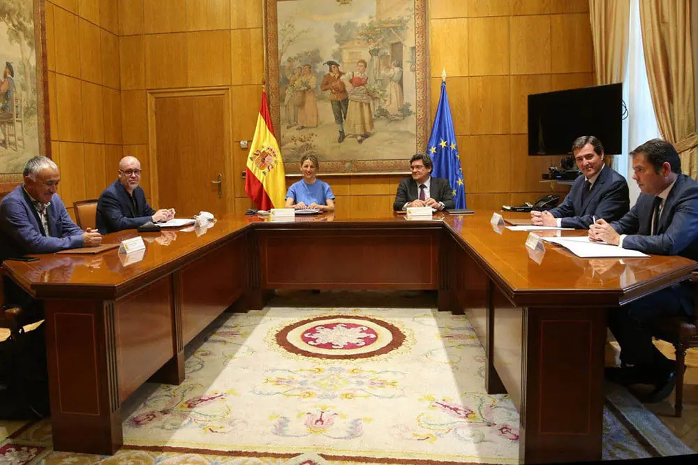 Reunión acuerdo ERTE entre Trabajo , patronal y sindicatos