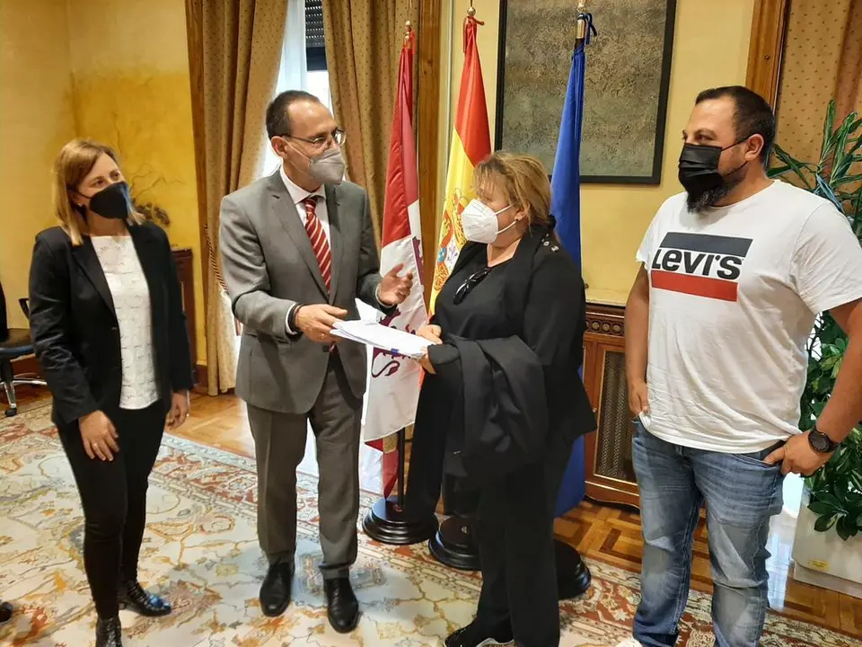 Reunión con la alcaldesa de Villanueva de Valrojo, Belén Martín