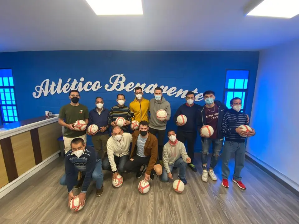 Foto de familia tras la entrega de balones