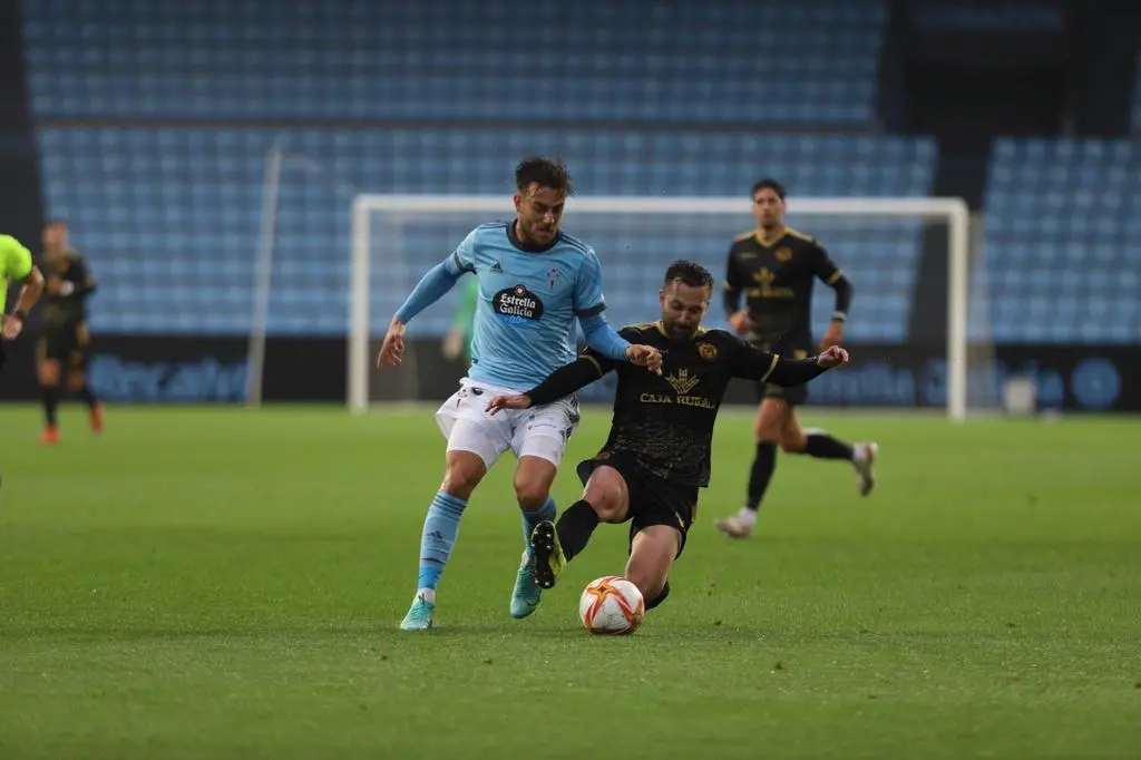 Carlos Parra entra a un balón en el encuentro entre el Zamora CF y Celta "B". | FOTO: Canteira Celeste