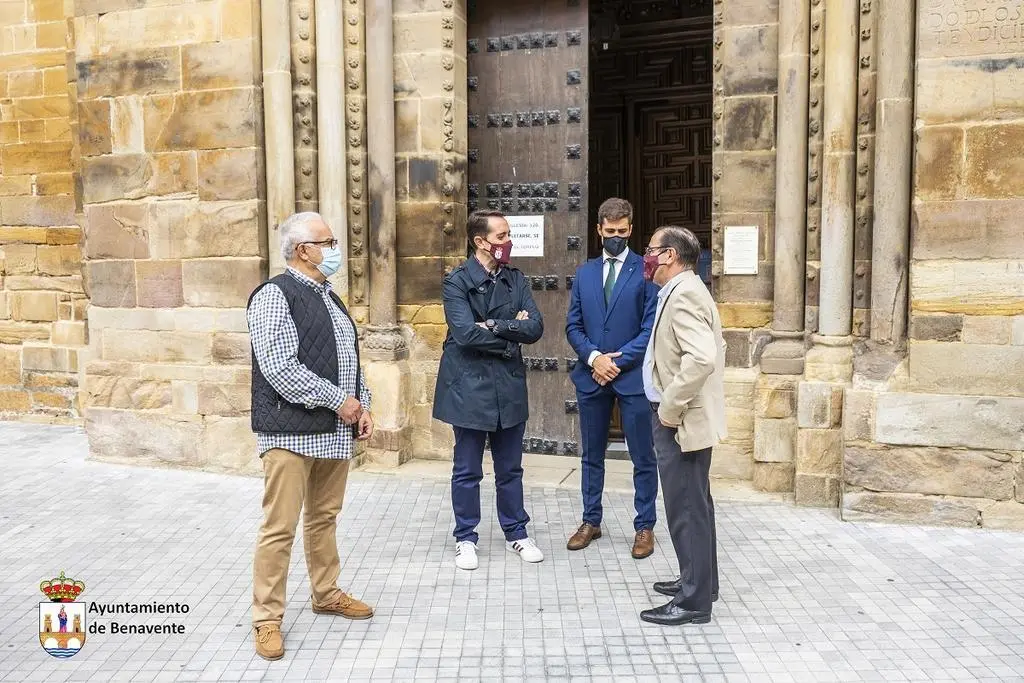 Miembros del Ayuntamiento de Benavente ante la celebración de la festividad de los cuerpos policiales