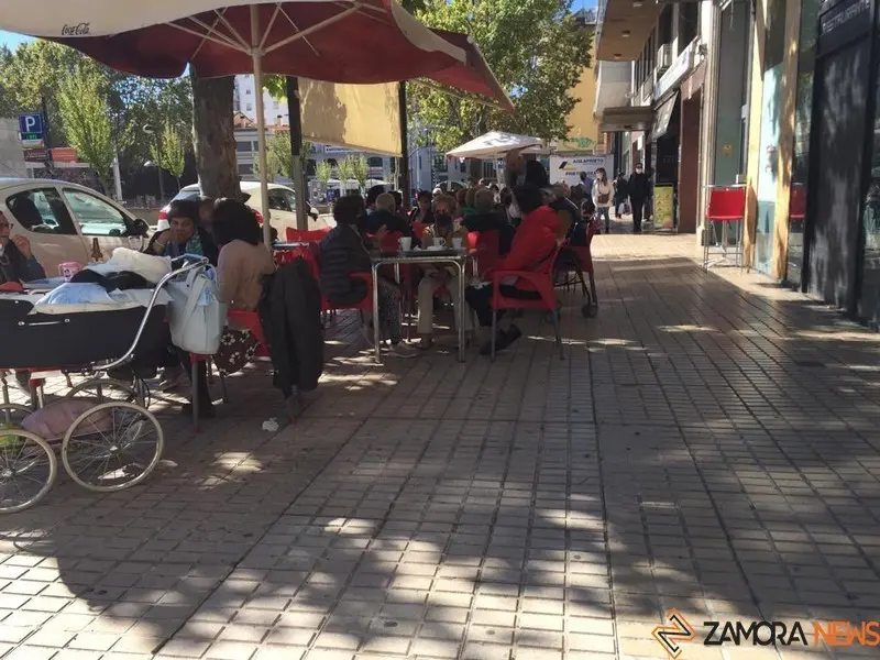 Los zamoranos disfrutan de las terrazas en las Tres Cruces