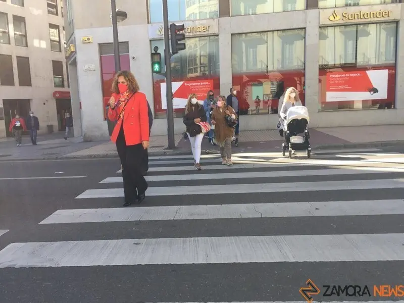 Viandantes por una calle de Zamora