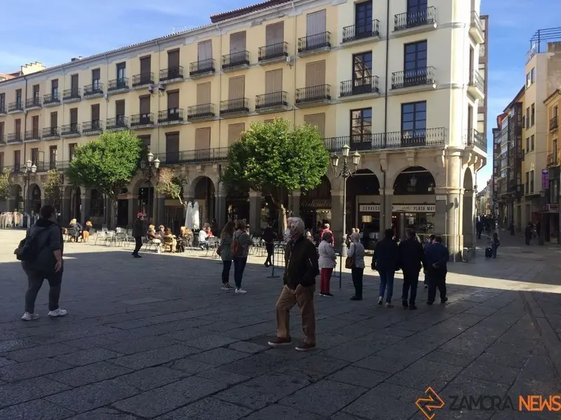 Viandantes por la Plaza Mayor de Zamora