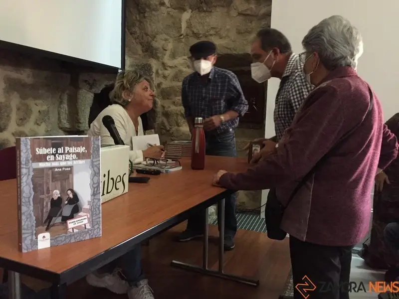 Ana Pose firma libros en la Casa del Parque de Fermoselle