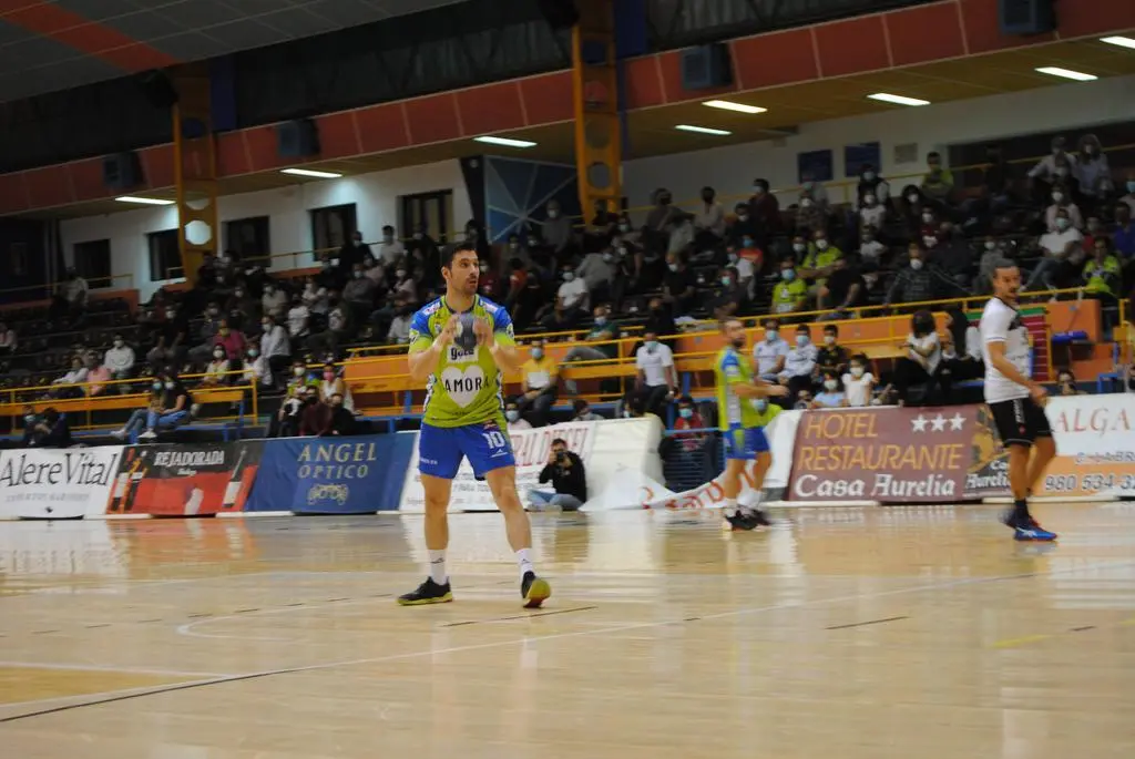 Jortos en un lanzamiento de siete metros ante el Amenabar Zarautz. |  FOTO: Héctor Barrueco
