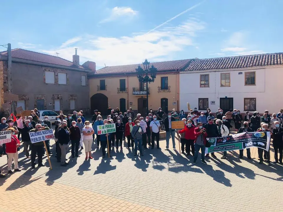 Concentración en Faramontanos de Tábara contra las granjas porcinas