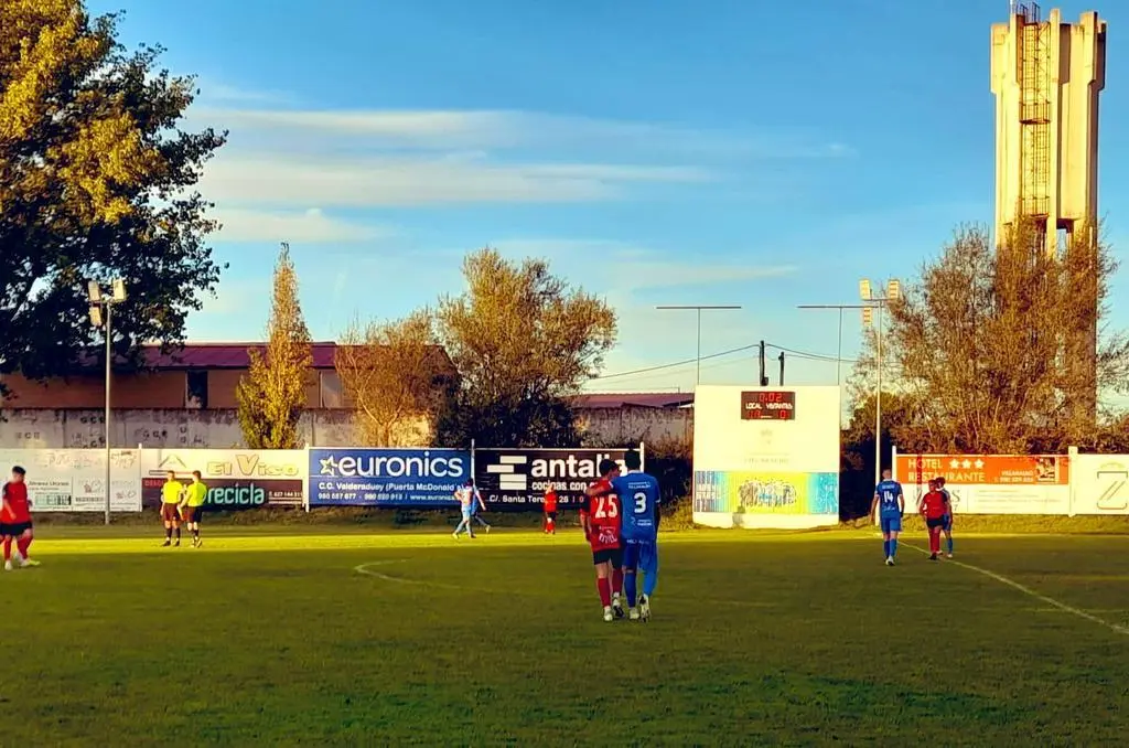 Lance del juego en el partido entre el CD Villaralbo y el Béjar Industrial. | FOTO: CD Villaralbo
