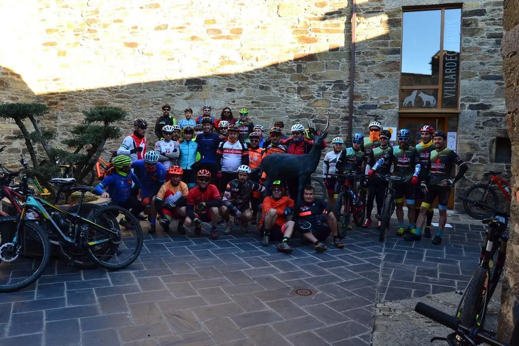 Ciclistas en Villardeciervos