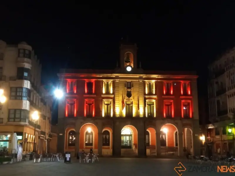 La Diputación de Zamora iluminada con los colores de la bandera