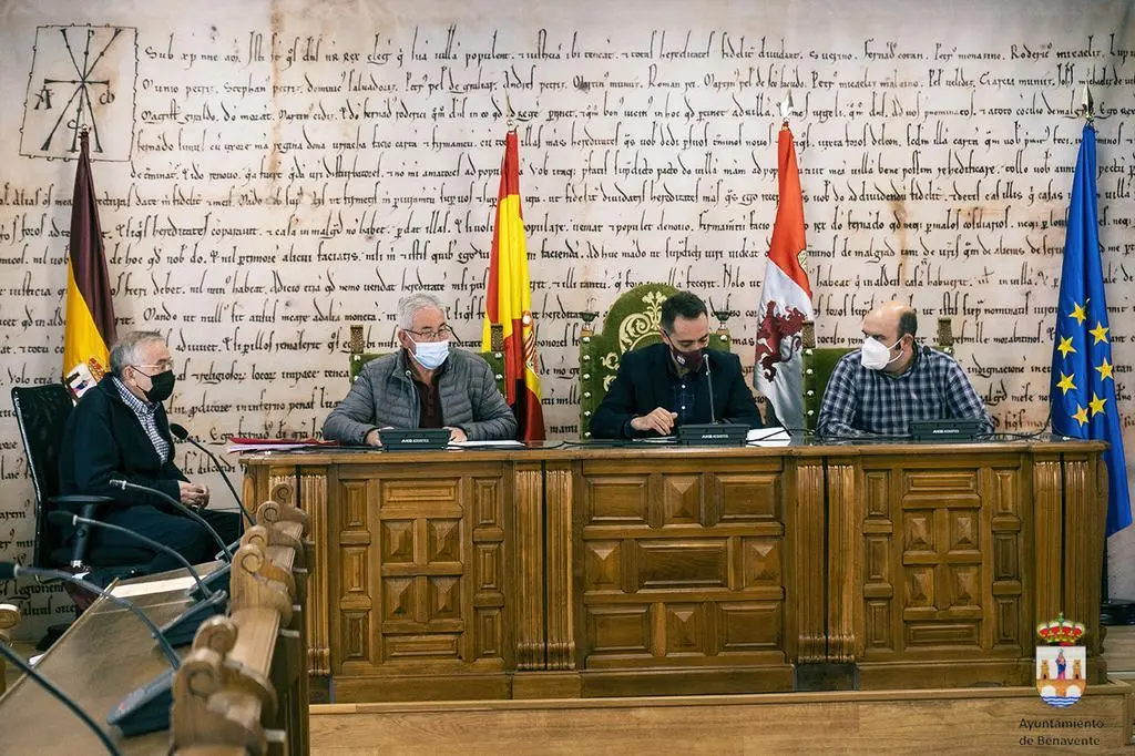 El alcalde de Benavente junto a miembros del Movimiento en Defensa de la Sanidad