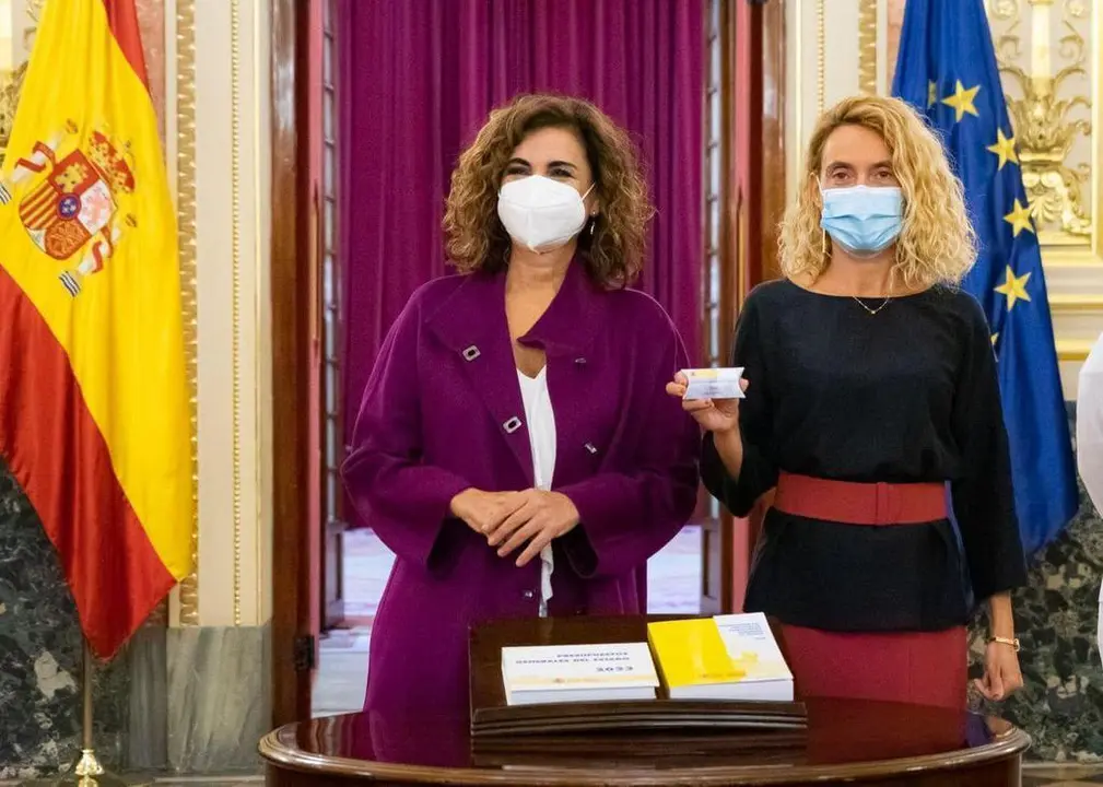 La presidenta del Congreso, Meritxell Batet, ha recibido de manos de la ministra de Hacienda y Función Pública, María Jesús Montero, María Jesús Montero, el Proyecto de Ley de Presupuestos Generales del Estado para el año 2022