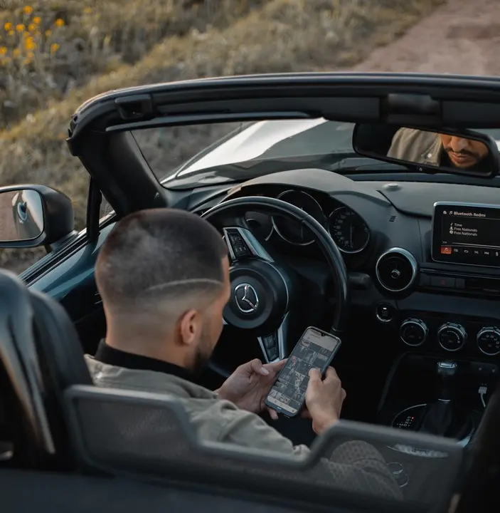 Foto archivo móvil al volante