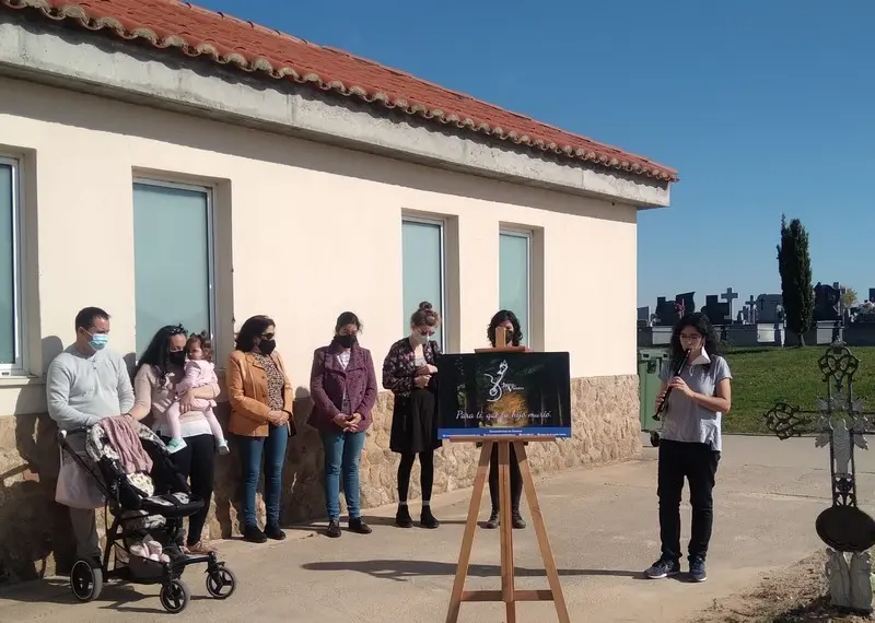 Acto de recuerdo en el cementerio municipal