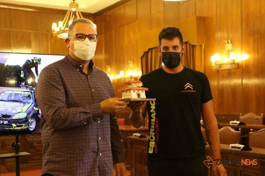 El piloto zamorano Cristian Escribano recoge su premio en reconocimiento por la Diputación de Zamora
