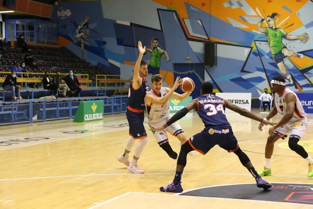 Kalinicenko, jugador del CB Zamora, entra a canasta ante el UNI Tizona Burgos. | FOTO: Marcos Vicente