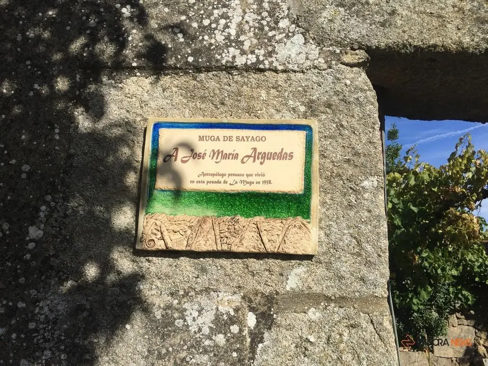 Placa en homenaje al paso de Argueda por la antigua posada de La Muga en 1958
