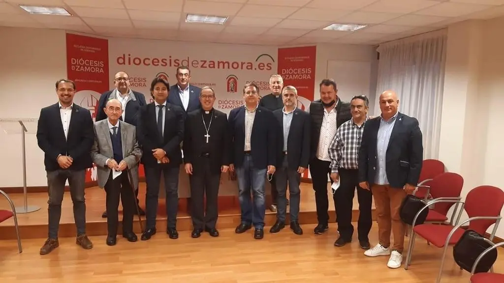 Foto de familia del obispo con la Junta Directiva de la Cofradía del Santo Entierro