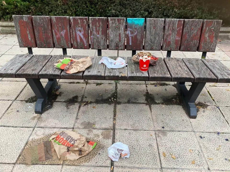 Restos de comida rápida en un banco del Parque de las Viñas