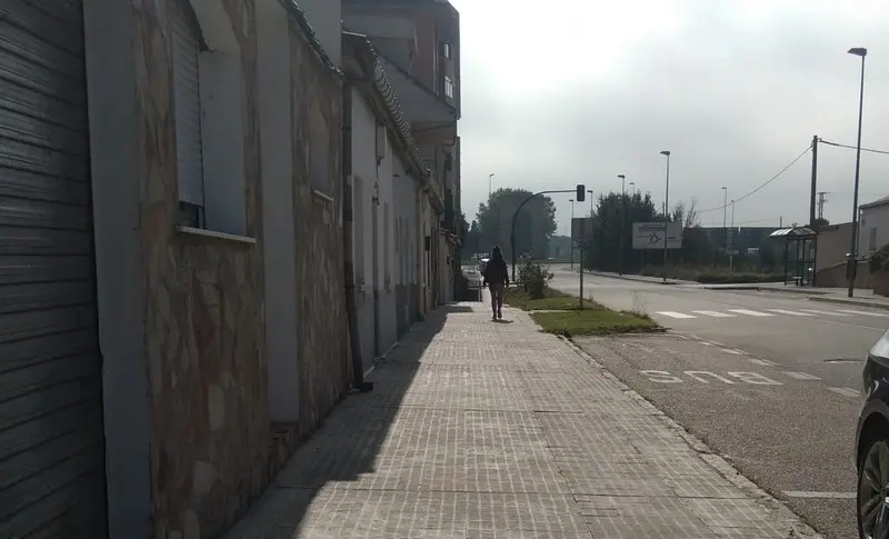 Una joven en el barrio de Pinilla de Zamora