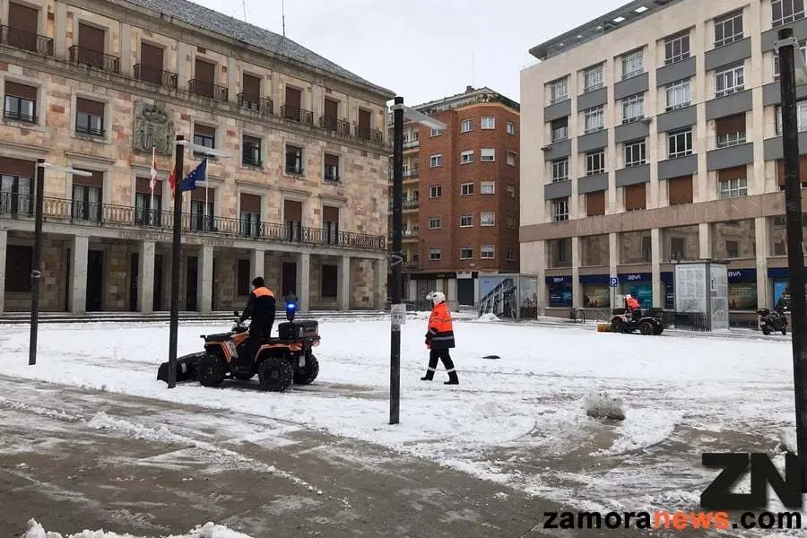 Operarios trabajando junto a la Subdelegación del Gobierno tras el paso de Filomena