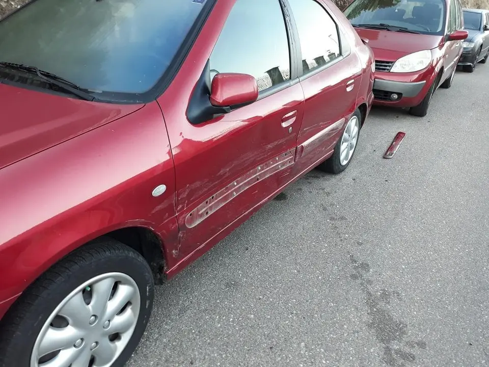 Destrozos en un coche en la carretera de de la estación del tren