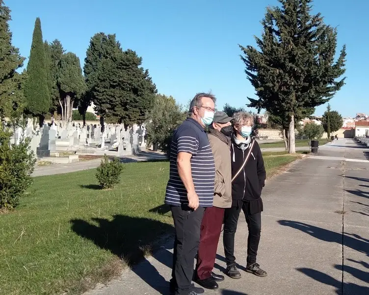 El alcalde de Zamora junto al escultor Coomonte en el cementerio municipal