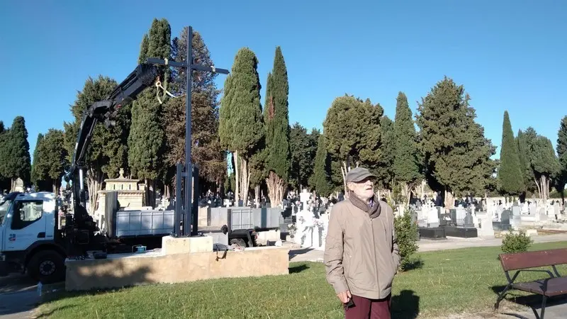 Coomonte frente a su cruz